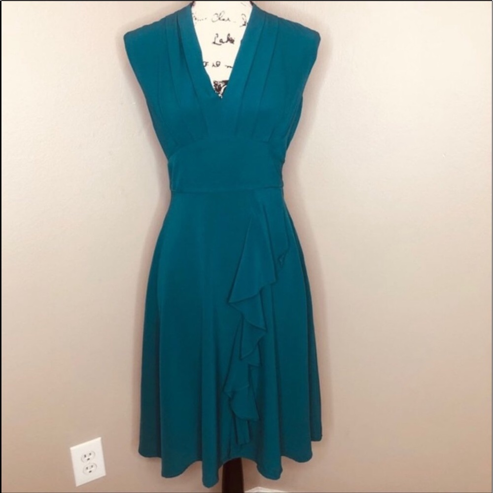 ♥️Beautiful Mod Cloth Ruffle Dress - Picture 2 of 6